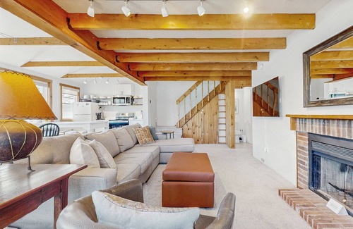 Proctorsville Condo | Convenient village condo w/mountain views, close to Okemo, partial a/c, w/d