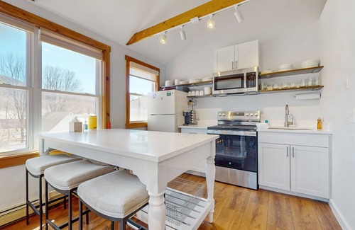 Proctorsville Condo | Convenient village condo w/mountain views, close to Okemo, partial a/c, w/d