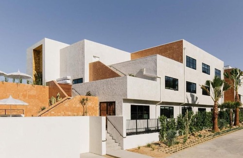 Sunset Junction House | Conveniently Located To Excellent Transportation! Pool, Near Metro Station!