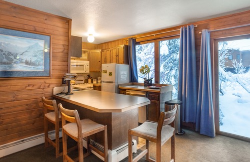 Alyeska Apartment | Conveniently located condo near skiing & hiking