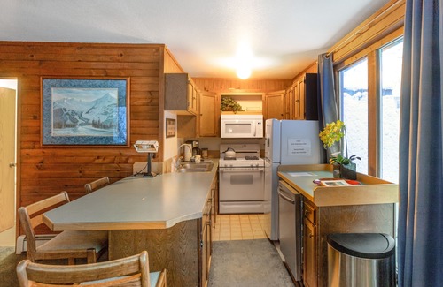 Alyeska Apartment | Conveniently located condo near skiing & hiking
