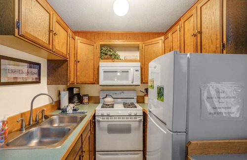 Alyeska Apartment | Conveniently located condo near skiing & hiking