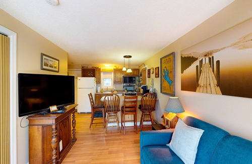 Gilford Condo | Conveniently located condo w/a balcony, access to sports courts & private beach