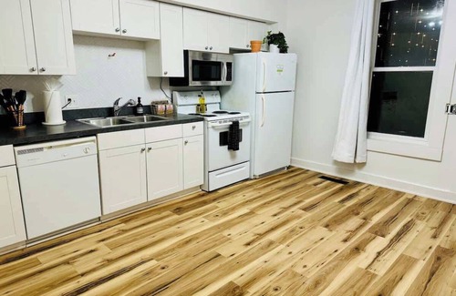 Italian Village House | Convention - King Bed- Short North - Free Parking