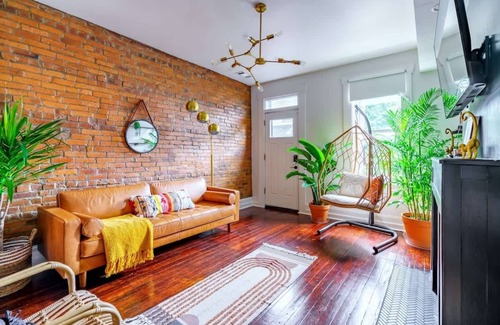 Italian Village House | Convention - Parking Free - Short North - King Bed