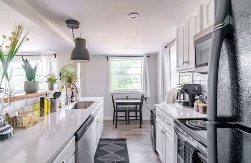 Victorian Village Apartment | Convention - Pets - Private Parking - Short North