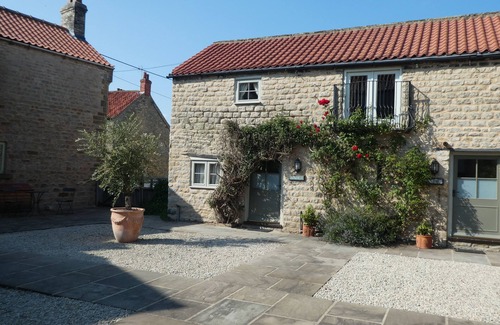 Kirkbymoorside Cottage | Converted stable Mews Cottage with one king bed Sleigh bedroom