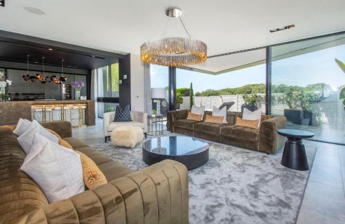 Cooden House | Cooden Beach: 4BD Retreat with Pool & Cinema