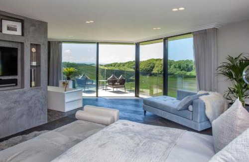 Cooden House | Cooden Beach: 4BD Retreat with Pool & Cinema