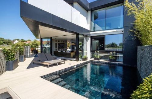 Cooden House | Cooden Beach: 4BD Retreat with Pool & Cinema