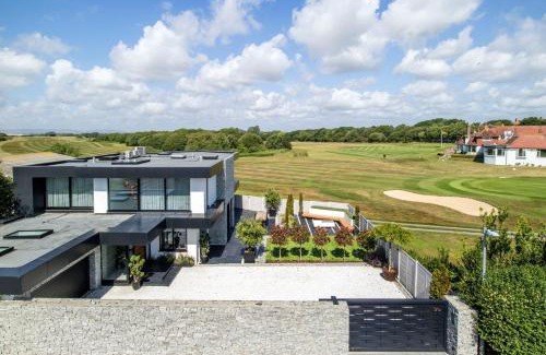 Cooden House | Cooden Beach: 4BD Retreat with Pool & Cinema