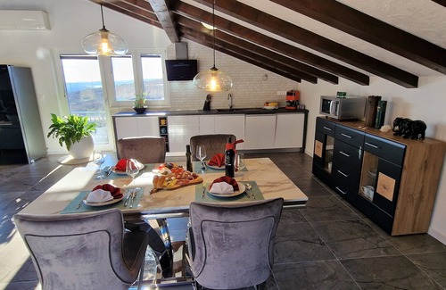 Bakar House | Cool 3-bedroom house with AC in charming Praputnjak