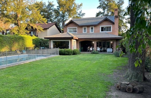 Don Torcuato House | Cool 4-bedroom chalet in Don Torcuato with WiFi access