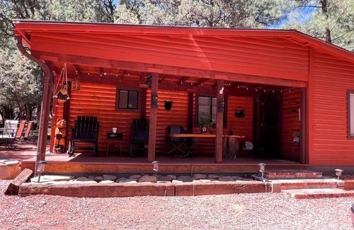 Pine Cabin | Cool cabin with AC in charming Pine