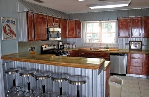 Midway House | Cool Decor @$225/nt! Oyster House Waterfront with Dock Near Savannah- Sleeps 8