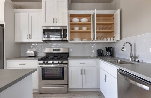 Hillsboro House | Cool Hillsboro 2BR w/Parking & A/C, nr Shopping, by Blueground