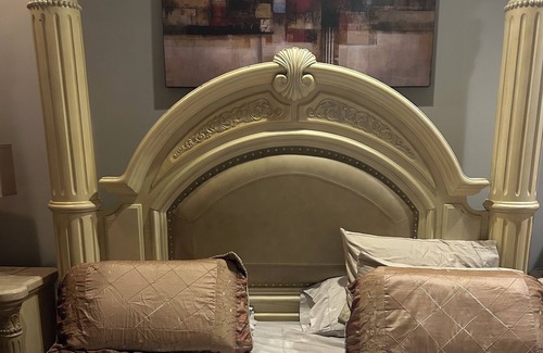 Queens Hotel | Cool place with AC in vibrant Queens