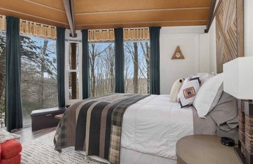 Beech Mountain Villa | Cool Tree House with Hot tub & FREE EV charging