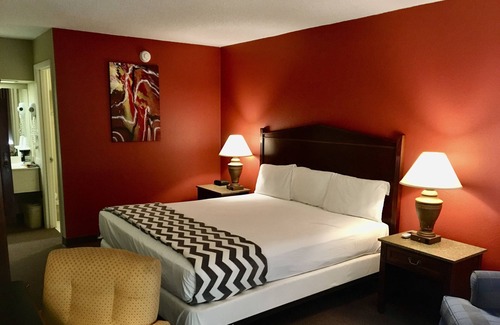 Mountain Home Hotel | Cool Vintage Retro Hotel Located on the Quiet Side of Mountain Home