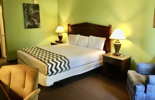 Mountain Home Hotel | Cool Vintage Retro Hotel Located on the Quiet Side of Mountain Home