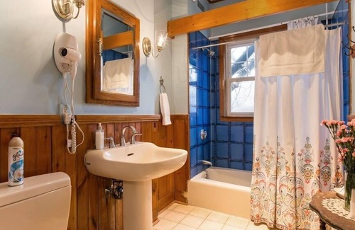 Coolidge Corner South Side House | Coolidge Corner Guest House
