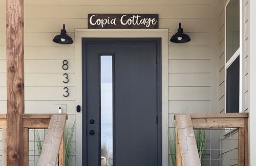 Fayetteville Cottage | Copia Cottage - Backs up to Centennial Park/Close to U of A! Newly built!