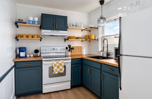 South Harbor Island House | Coral House - Waterfront Beach Getaway, Stunning Sunsets, 9 min walk to beach!