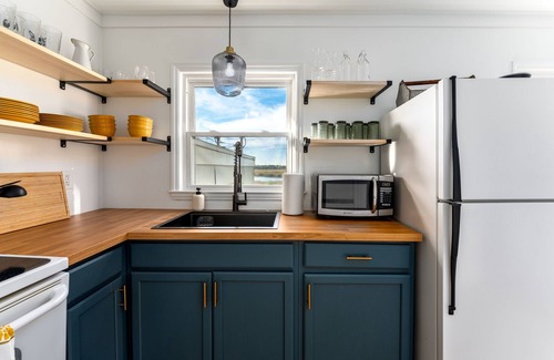 South Harbor Island House | Coral House - Waterfront Beach Getaway, Stunning Sunsets, 9 min walk to beach!