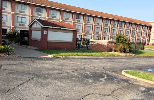 Oklahoma City Hotel | Coratel Inn & Suites Santa Fe OKC Deluxe 2 Double Beds Smoking