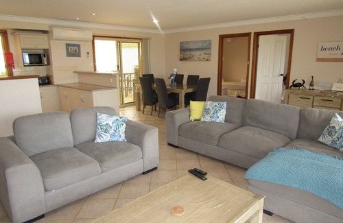 Dalrymple House | Corleighson @ Oyster on Point - 3 bedroom holiday home - Off peak special!
