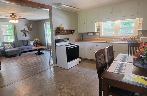 Paris Cottage | Corley Cottage a Quiet cottage in the woods