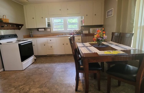 Paris Cottage | Corley Cottage a Quiet cottage in the woods