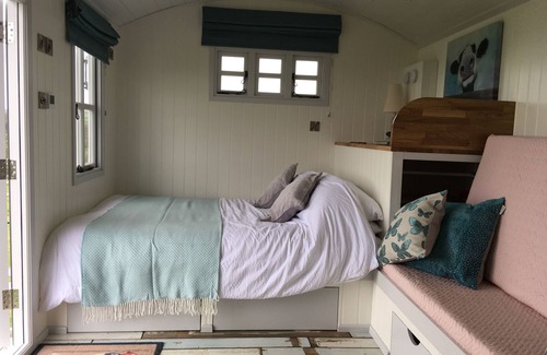 Bude Cabin | Cornakey Farm Luxury Shepherds Hut and Hot Tub