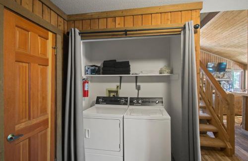 Mammoth Lakes Apartment | Corner 3BD with Loft! Walk to Canyon and The Village!