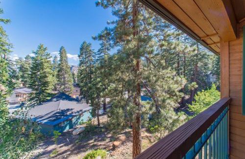 Mammoth Lakes Apartment | Corner 3BD with Loft! Walk to Canyon and The Village!