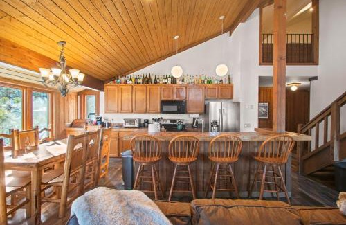 Mammoth Lakes Apartment | Corner 3BD with Loft! Walk to Canyon and The Village!