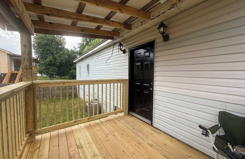 Westwood House | Corner Cottage 2 bedroom pets welcome and close to downtown