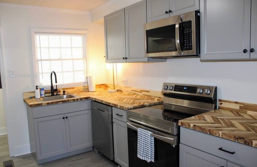 Spring City House | Corner Cottage - 2BR, Close to Lake, Restaurants!