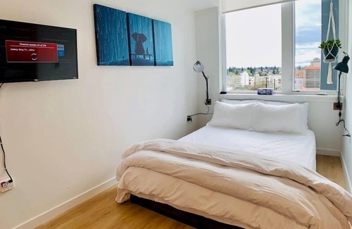 Roosevelt Apartment | Corner unit studio with natural light and premium amenities for a very comfortable quick stay.
