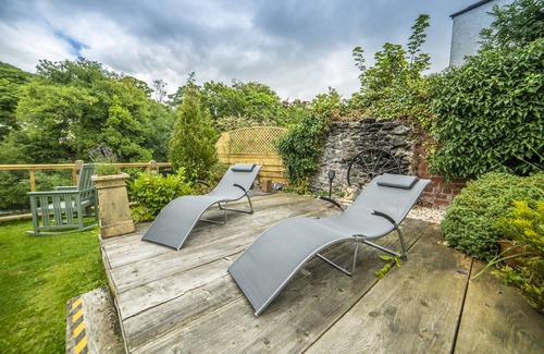 Llangollen House | Cornerstones, 16th Century Luxury Self Catering House overlooking the River Dee