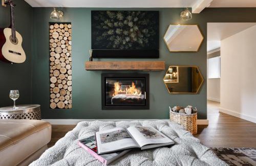 Lindale House | Coronation Family Cottage, Modernised 200-Year-Old Lake District Cottage with Private Hot Tub and Parking