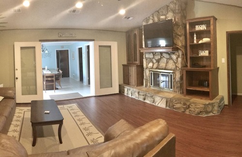 Matagorda Cabin | Corporate/Family/Large Group Fishing and Hunting Lodge near the beach!