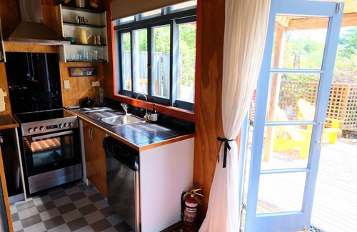 Upper Moutere Cottage | Corru Gate: Rural-Chic 3-bedroom Cottage on 7 acre farmlet near Mapua