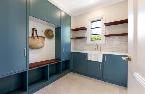 Leura House | Coryong - A grand residence, 500m from Leura mall