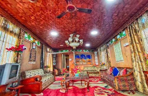 Dal Lake Boat Rental | Cosmo Luxury Houseboat - The Khar palace