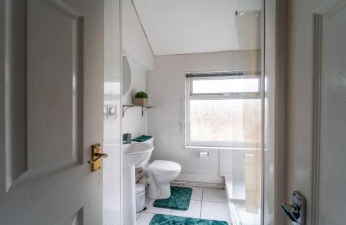 Coventry Apartment | Cosmopolitan Comforts Flat