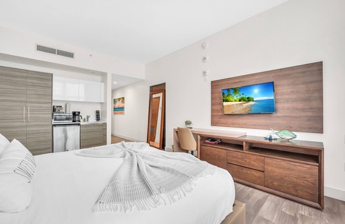Hollywood Resort | Costa Hollywood Beachfront Resort / Skypool & Hot Tub