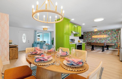 Bradenton House | Costal Escape: Heated Pool~Tiki Bar~Hot Tub~Fire Pit~Acarde~Pool Table