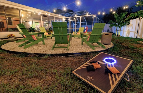 Bradenton House | Costal Escape: Heated Pool~Tiki Bar~Hot Tub~Fire Pit~Acarde~Pool Table