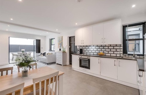 Southfields Apartment | Cosy 1 Bed Beauty with Private Outdoor